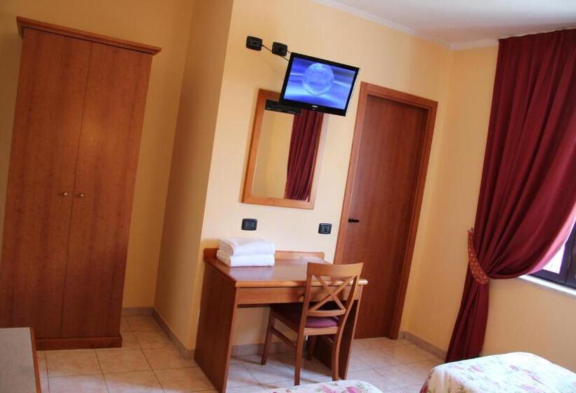 חדר סטנדרט לשלושה, Demy