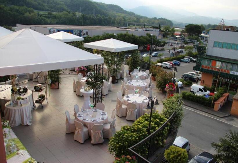 חדר סטנדרט לשלושה, Demy