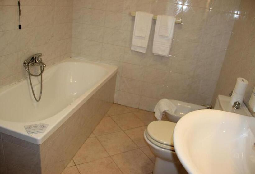 דירת שלושה חדרים, Demy