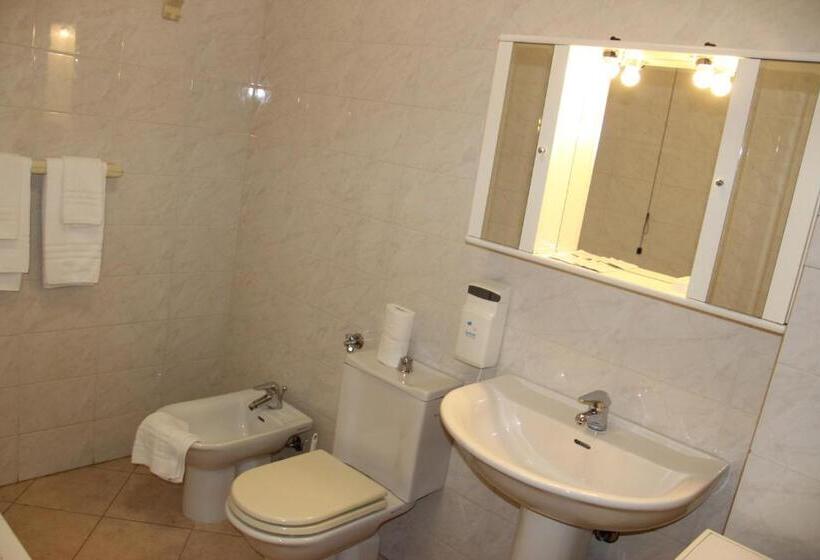 דירת שלושה חדרים, Demy