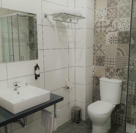 标准三人间, Don Rodrigues