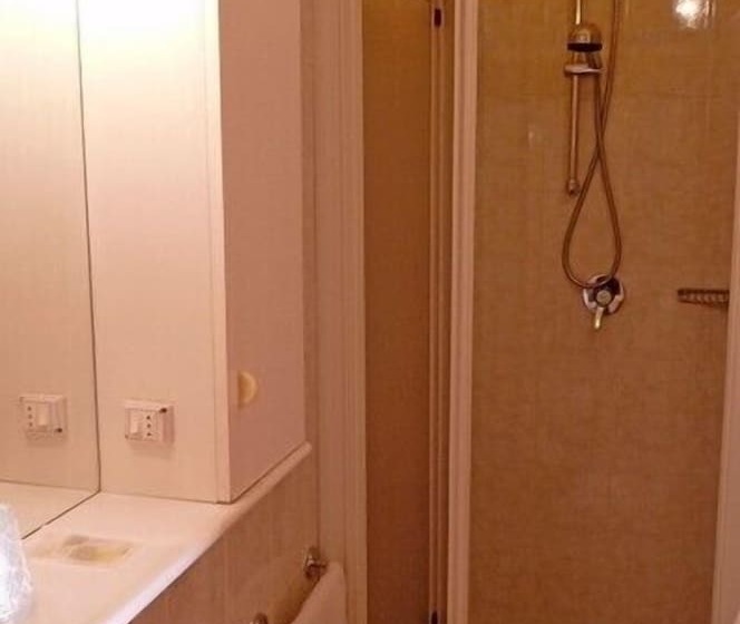 غرفة قياسية ثلاثية, Ristorante La Rosa