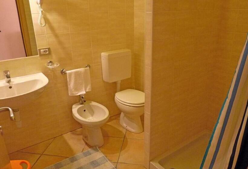 غرفة قياسية ثلاثية, Ristorante La Rosa