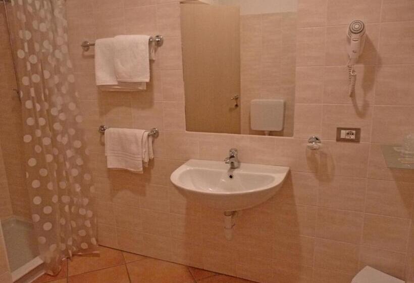 غرفة إقتصادية ثلاثية, Ristorante La Rosa