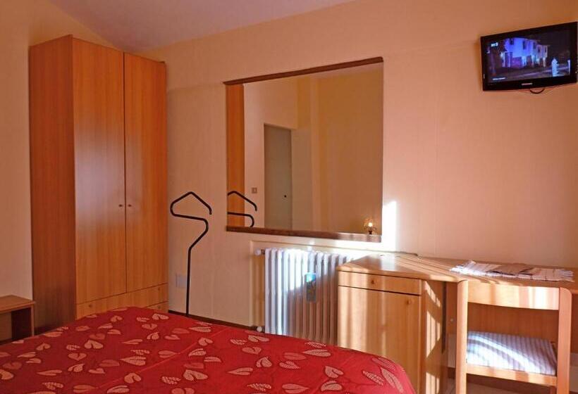 غرفة قياسية لذوى الاحتياجات الخاصة, Ristorante La Rosa