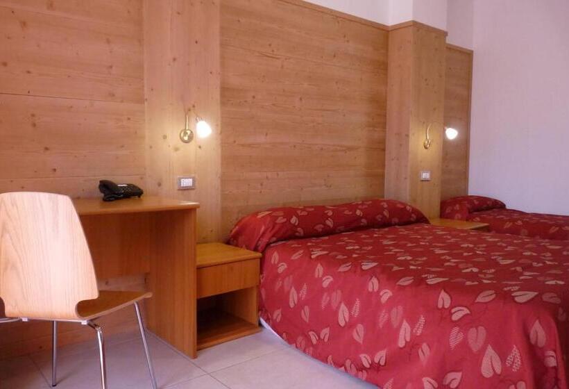 غرفة قياسية ثلاثية ذات اطلالة, Ristorante La Rosa