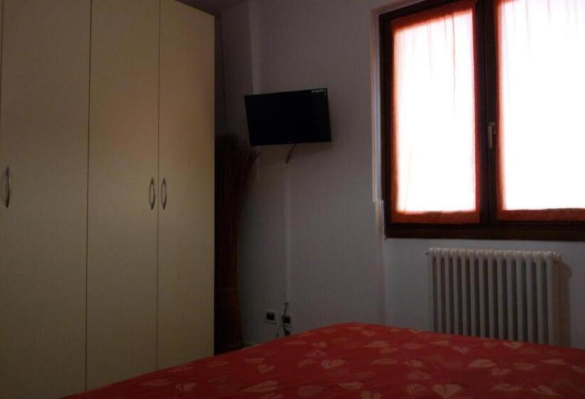 شقة غرفة واحدة, Ristorante La Rosa