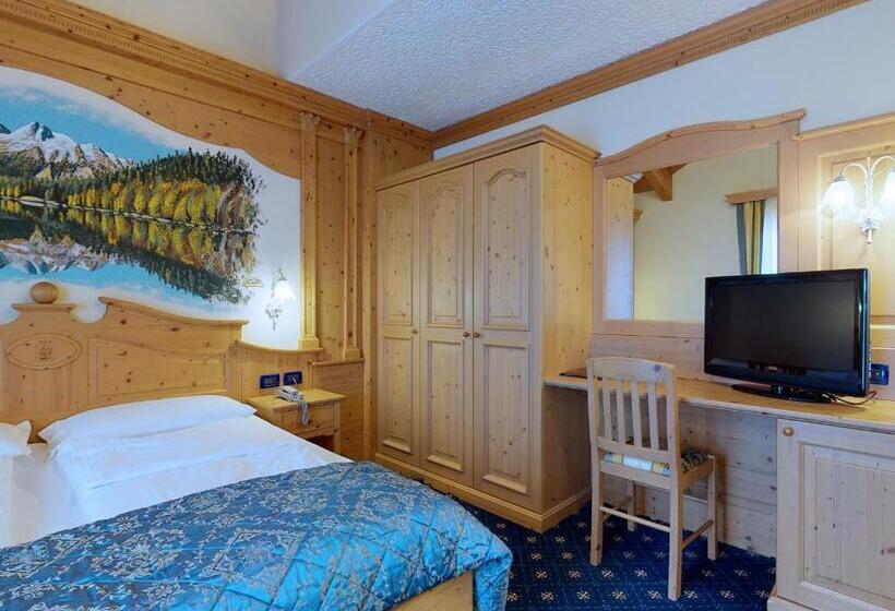 غرفة عائلية مطلّة علي الجبل, Madonna Delle Nevi