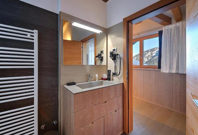 جناح مطلّ علي الجبل, Madonna Delle Nevi