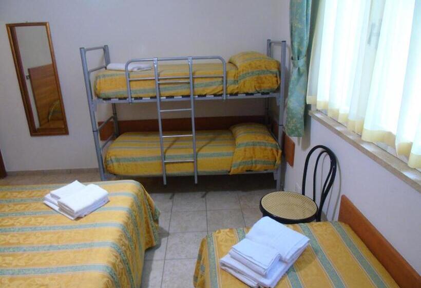 غرفة إقتصادية رباعية, Zeus Lido Di Classe Room Only