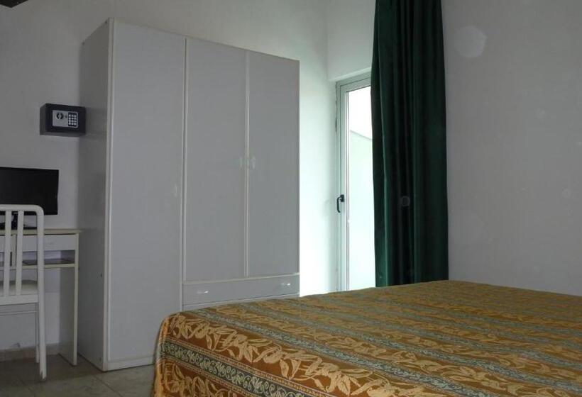 غرفة قياسية مزوَّدة بشُرفة, Zeus Lido Di Classe Room Only