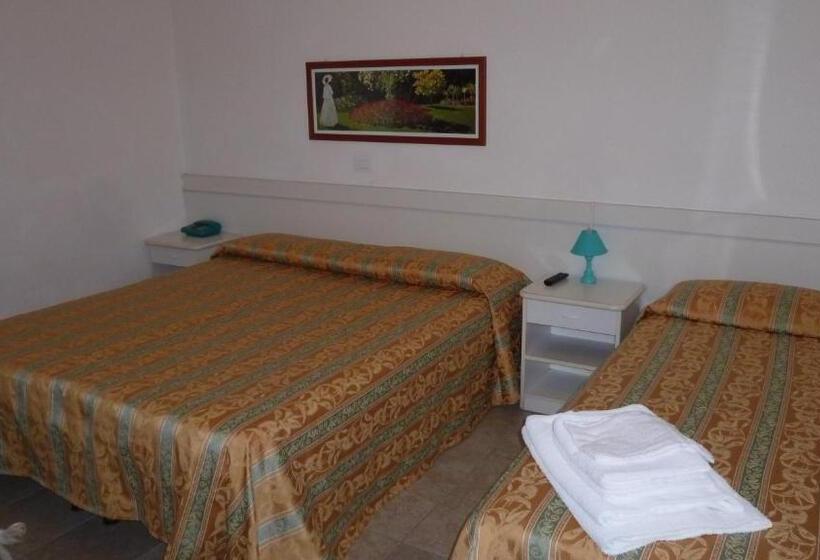 Трехместный Номер Стандарт с Балконом, Zeus Lido Di Classe Room Only