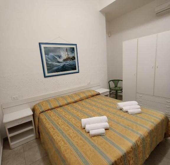 غرفة قياسية ثلاثية مزودة بشرفة, Zeus Lido Di Classe Room Only