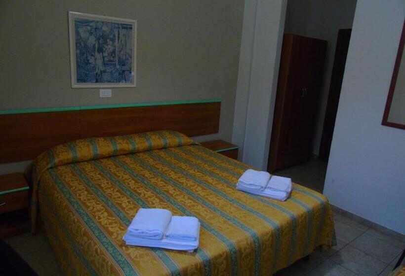 غرفة إقتصادية ثلاثية, Zeus Lido Di Classe Room Only