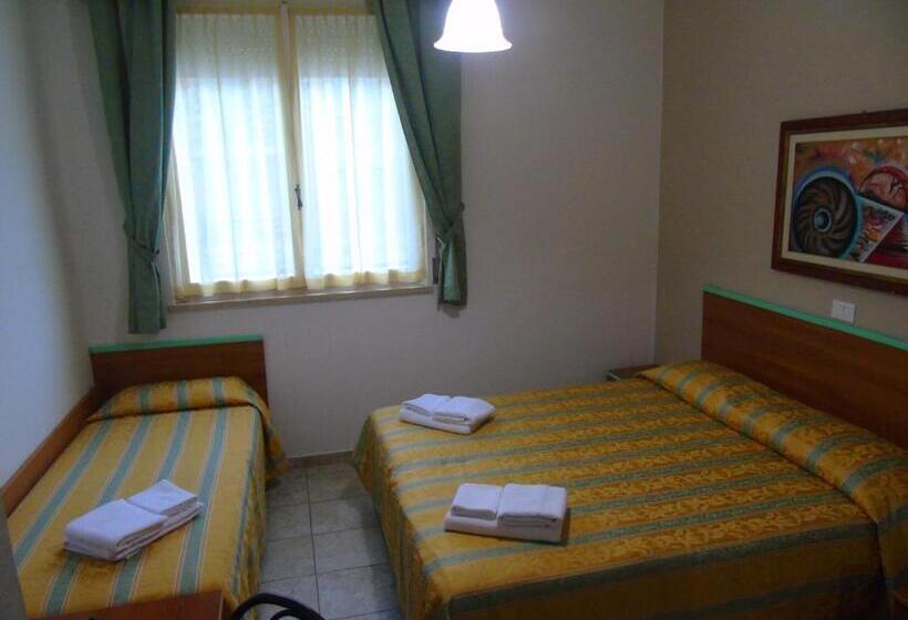 غرفة إقتصادية ثلاثية, Zeus Lido Di Classe Room Only