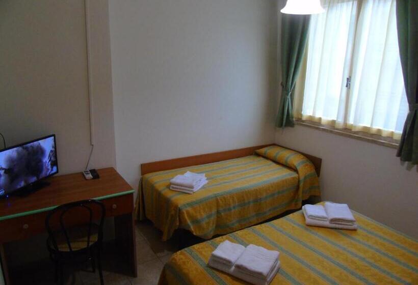 غرفة إقتصادية ثلاثية, Zeus Lido Di Classe Room Only