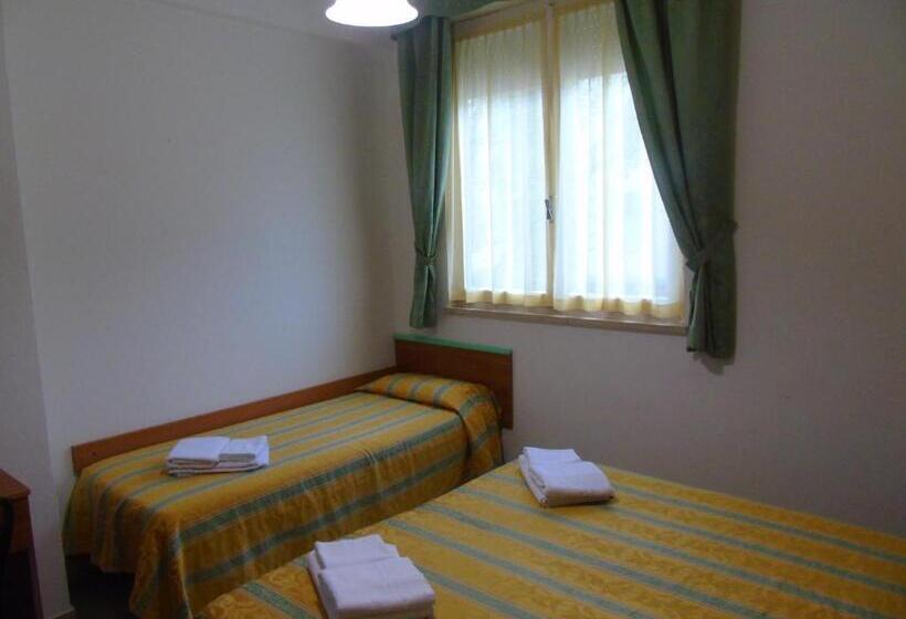 غرفة إقتصادية ثلاثية, Zeus Lido Di Classe Room Only