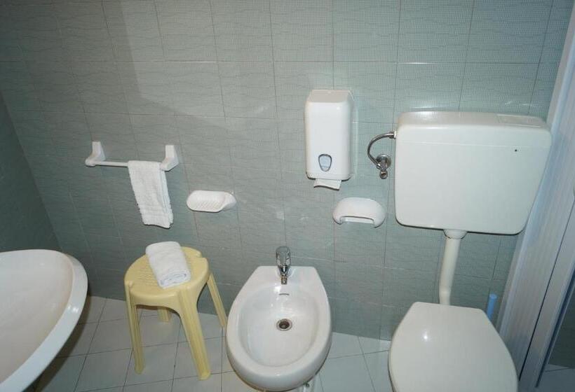 غرفة قياسية رباعية مزودة بشُرفة, Zeus Lido Di Classe Room Only