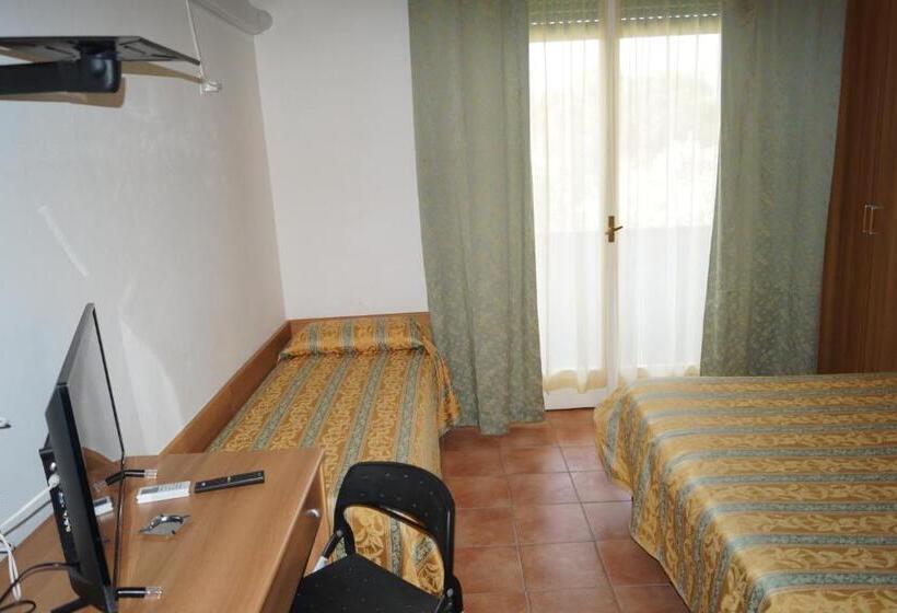 غرفة قياسية رباعية مزودة بشُرفة, Zeus Lido Di Classe Room Only