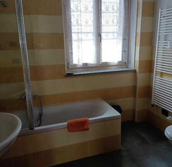 חדר משפחתי, Rosatea B&b