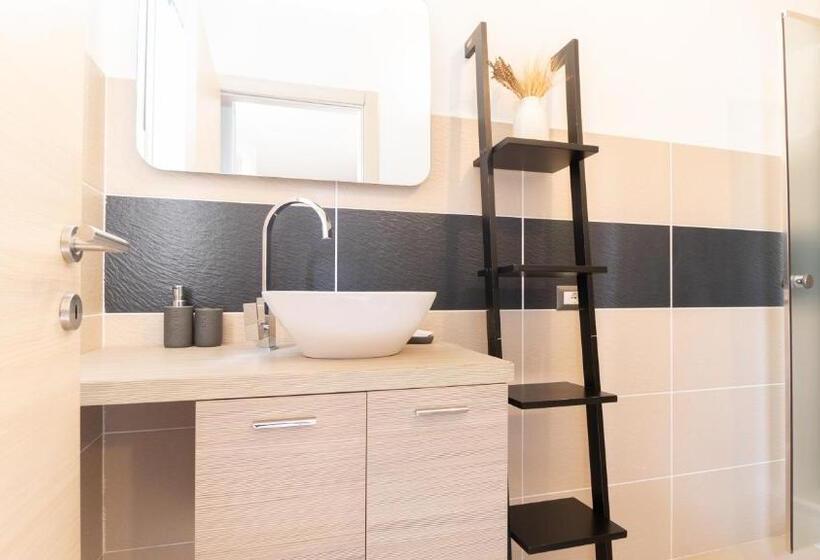 اتاق لوکس با چشم‌انداز استخر, Spapparra B&b