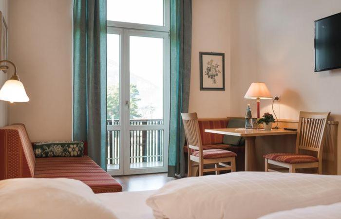 标准间带山景, Angelica