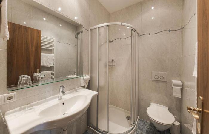 标准间带山景, Angelica