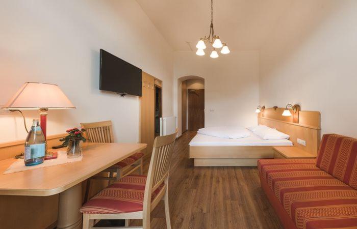 标准间带山景, Angelica