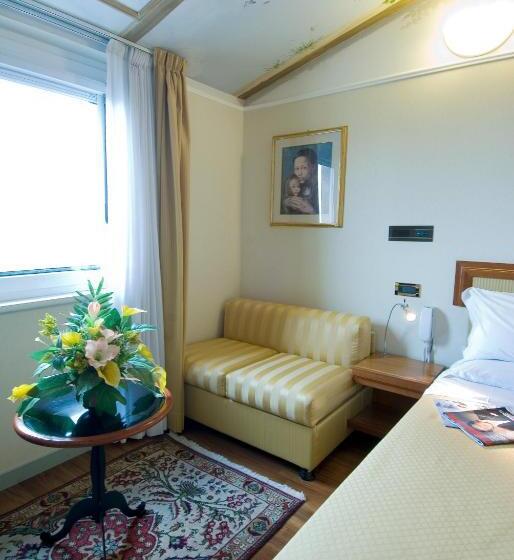 חדר סטנדרט לשלושה, Della Porta