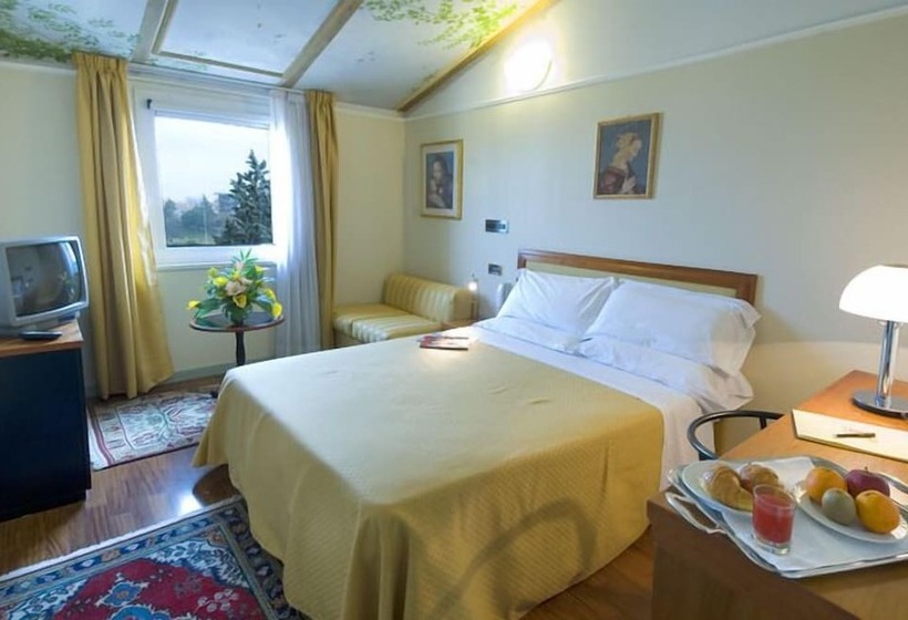 חדר סטנדרט לשלושה, Della Porta