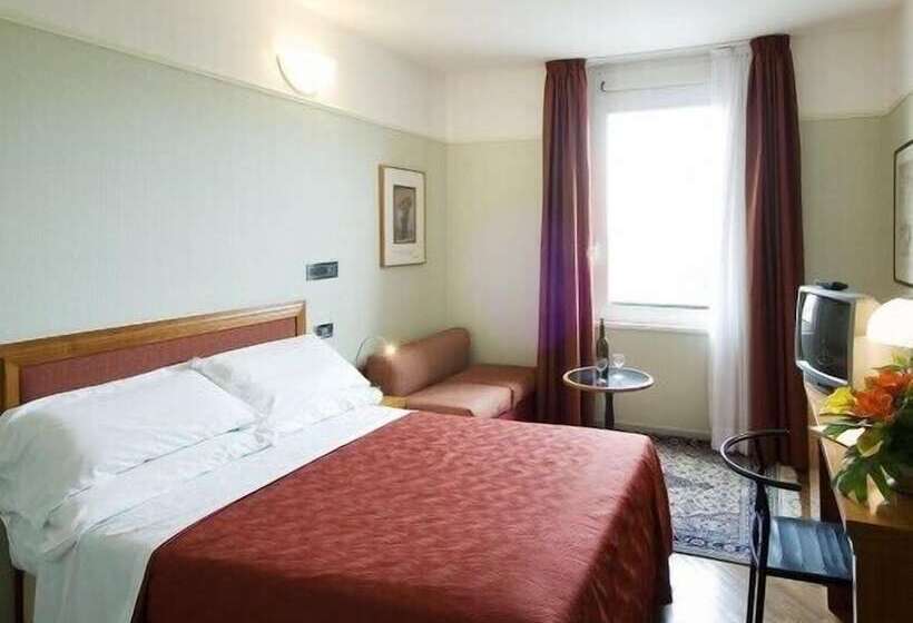 חדר סטנדרט לשלושה, Della Porta