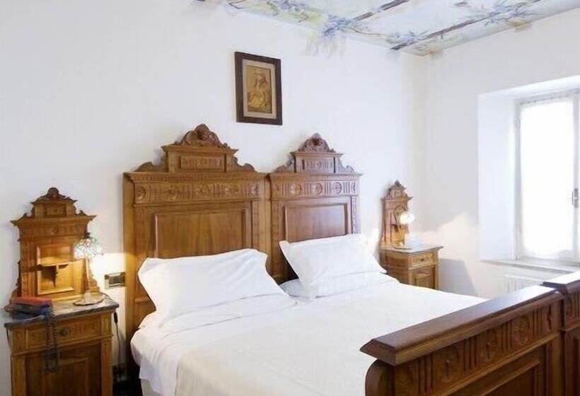 חדר סטנדרט לשלושה, Della Porta