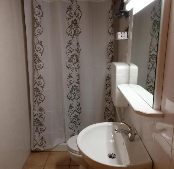 غرفة قياسية مزوَّدة بشُرفة, Garnì Al Laghet