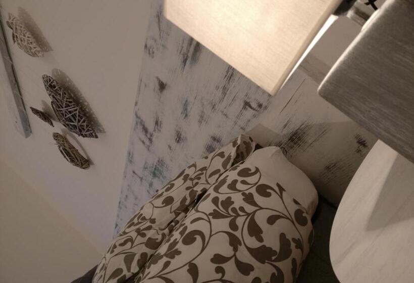 غرفة قياسية مزوَّدة بتراس, Garnì Al Laghet