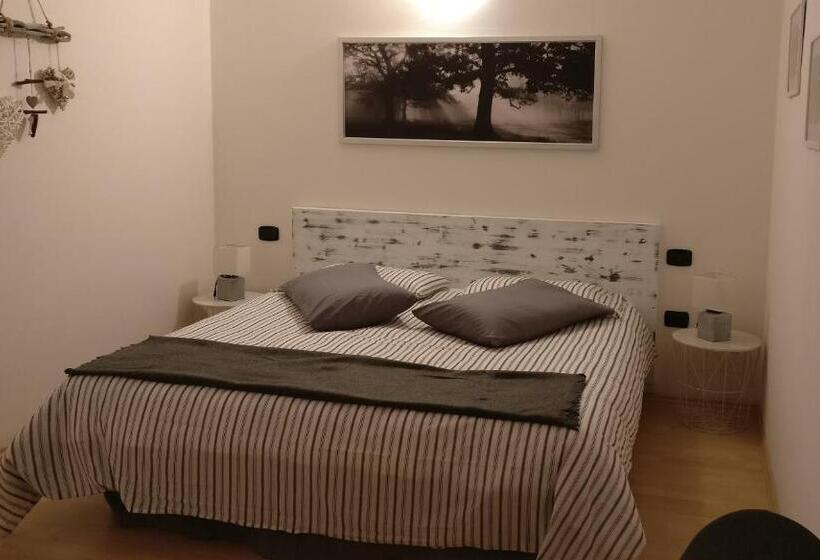 غرفة قياسية مزوَّدة بتراس, Garnì Al Laghet