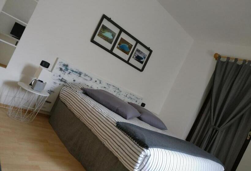 غرفة قياسية مزوَّدة بتراس, Garnì Al Laghet