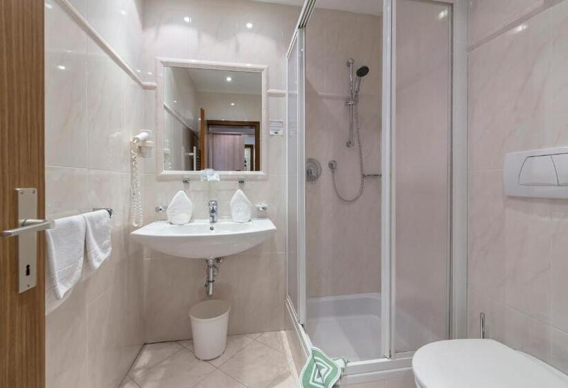 标准三人间, Maibad