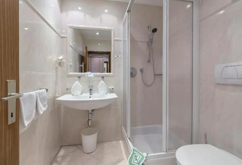 Standard Kolmen Hengen Huone, Maibad