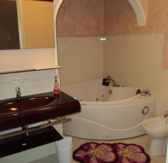 اتاق استاندارد با وان آب گرم, Bed & Breakfast Giardini Di Corte