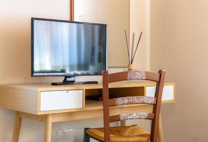 اتاق استاندارد با چشم‌انداز استخر, B&b Villa Adriana