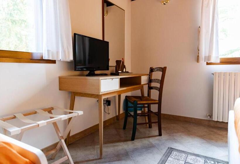 חדר סטנדרט נוף לבריכה, B&b Villa Adriana