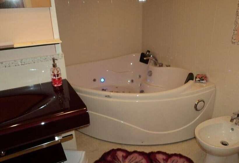 اتاق استاندارد با وان آب گرم, Bed & Breakfast Giardini Di Corte