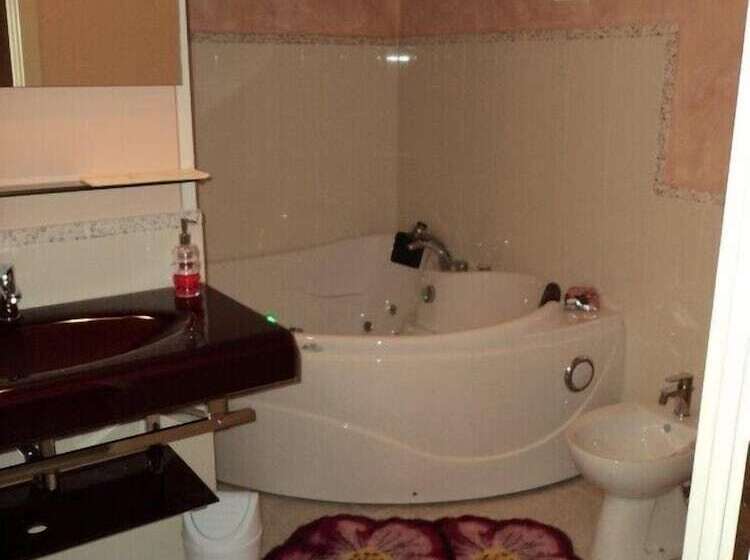 اتاق استاندارد با وان آب گرم, Bed & Breakfast Giardini Di Corte