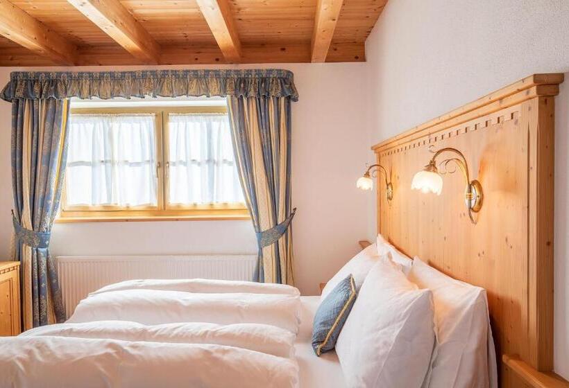 חדר סופריור עם נוף להרים, Cima Dodici B&b   Apartments