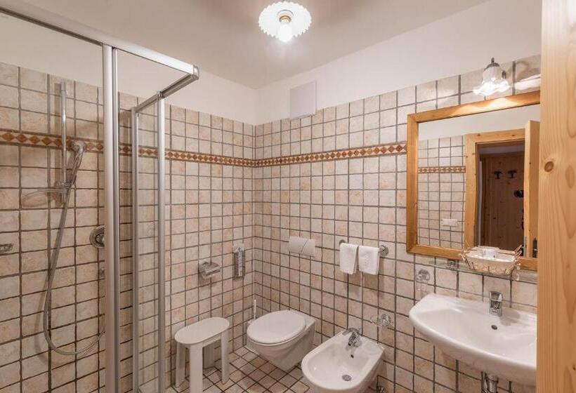 חדר לארבעה סטנדרטי עם מרפסת, Cima Dodici B&b   Apartments