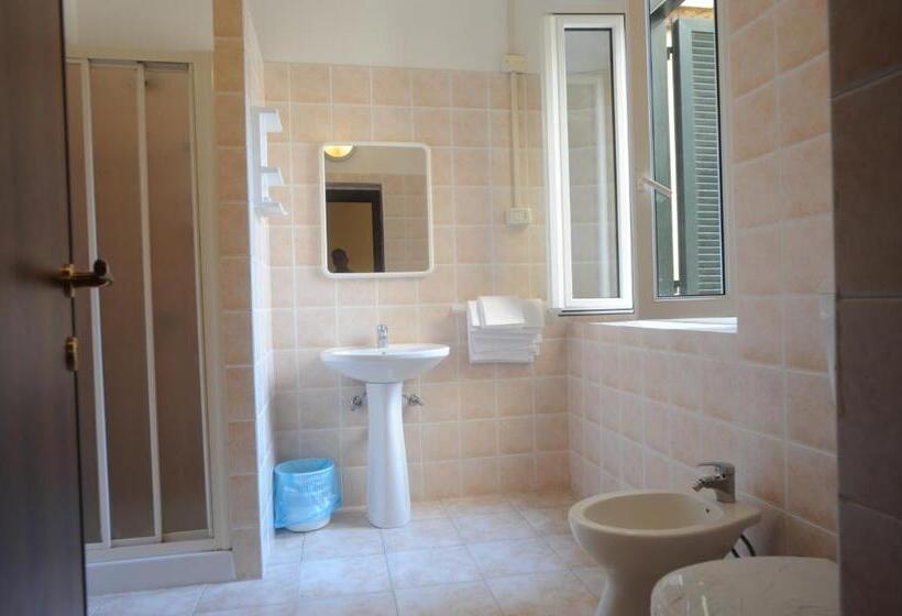 اتاق استاندارد سه نفره, Albergo Gino