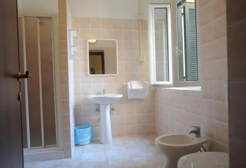 اتاق استاندارد سه نفره, Albergo Gino