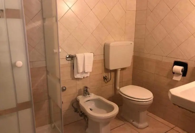 اتاق اکونومی, Ambra