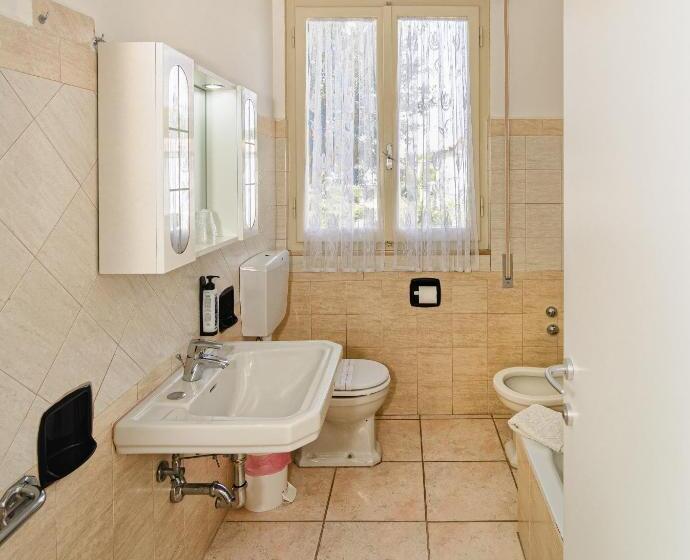 غرفة أساسية ثلاثية, Ambra