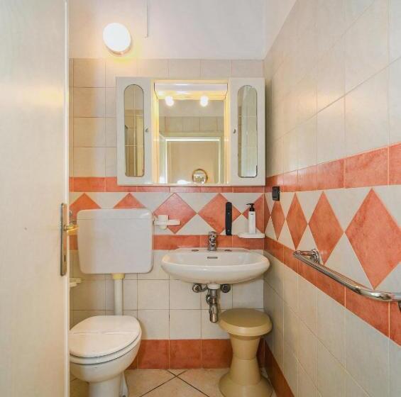 غرفة أساسية ثلاثية, Ambra